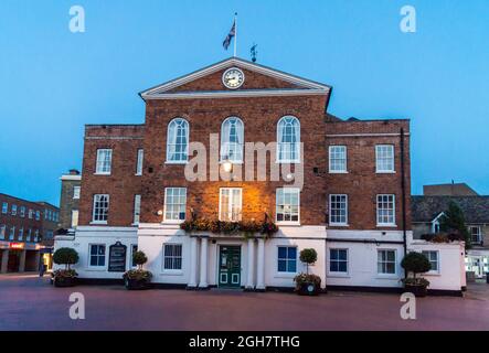 Huntingdon Town Hall, 1745, von Benjamin Timbrell, neoklassizistischer Stil und Kriegsdenkmal „The Thinking Soldier“ von Kathleen Scott, 1923 Stockfoto