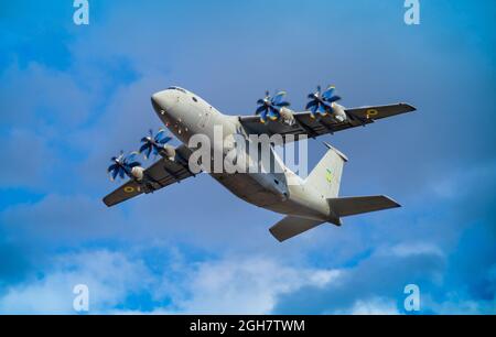 Ukraine, Kiew - 18. August 2021: Antonov AN-70 Militärflugzeug. Große ukrainische vier-Propeller-Triebwerk fliegt am Himmel. Mittlere Reichweite Stockfoto