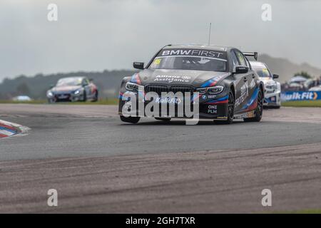 Tom Oliphanth in einem BMW 330i M auf der BTCC Veranstaltung in Thruxton im August 2021 Stockfoto