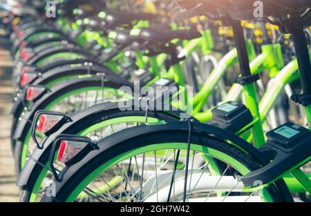 Systeme zur Fahrradfreigabe. Fahrrad zum Mieten von Geschäften. Fahrrad für Stadtrundfahrt am Fahrradparkplatz. Umweltfreundlicher Transport. Städtische Wirtschaft öffentlich Stockfoto