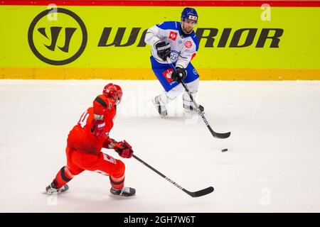 Trinec, Tschechische Republik. September 2021. L-R Andrej Nestrasil (Trinec) und Oskar lang (Leksands) im Einsatz während der Champions Hockey League (CHL), einem europäischen Eishockey-Turnier, am 4. September 2021 in Trinec, Tschechien, treffen HC Ocelari Trinec (Tschechisch) gegen Leksands IF (Schweden). Kredit: Vladimir Prycek/CTK Foto/Alamy Live Nachrichten Stockfoto