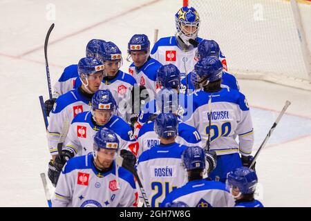 Trinec, Tschechische Republik. September 2021. Leksands IF-Spieler feiern den Sieg nach der Champions Hockey League (CHL), einem europäischen Eishockey-Turnier, am 4. September 2021 in Trinec, Tschechien, mit HC Ocelari Trinec (Tschechisch) gegen Leksands IF (Schweden). Kredit: Vladimir Prycek/CTK Foto/Alamy Live Nachrichten Stockfoto