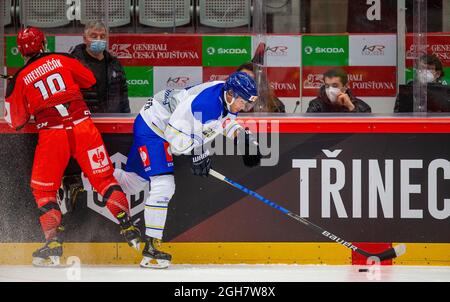 Trinec, Tschechische Republik. September 2021. L-R Patrik Hrichorcak (Trinec) und Isak Rosen (Leksands) im Einsatz während der Champions Hockey League (CHL), einem europäischen Eishockey-Turnier, am 4. September 2021 in Trinec, Tschechien, treffen HC Ocelari Trinec (Tschechisch) gegen Leksands IF (Schweden). Kredit: Vladimir Prycek/CTK Foto/Alamy Live Nachrichten Stockfoto