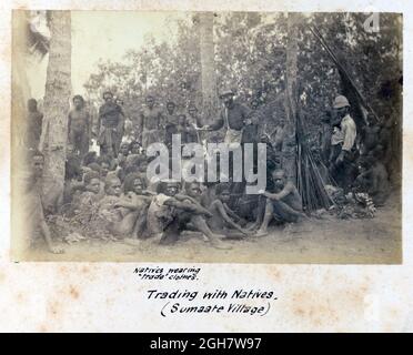 Europäer, die während der G.S.A. mit den Eingeborenen des Sumaate Village in Papua-Neuguinea Handel treiben (Geographic Society of Australasia) Neuguinea Exploring Expedition 1885 Stockfoto