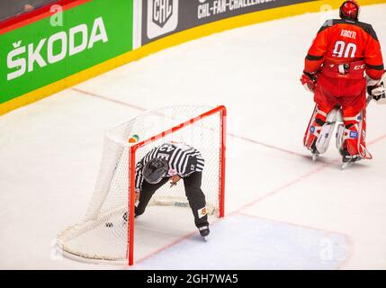 Trinec, Tschechische Republik. September 2021. Torwart Ondrej Kacetl (Trinec; rechts) wird während der Champions Hockey League (CHL), einem europäischen Eishockey-Turnier, Spiel HC Ocelari Trinec (Tschechisch) gegen Leksands IF (Schweden), am 4. September 2021 in Trinec, Tschechien, gesehen. Kredit: Vladimir Prycek/CTK Foto/Alamy Live Nachrichten Stockfoto