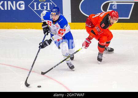 Trinec, Tschechische Republik. September 2021. L-R Nils Aman (Leksands) und Patrik Hrichorcak (Trinec) im Einsatz während der Champions Hockey League (CHL), einem europäischen Eishockey-Turnier, am 4. September 2021 in Trinec, Tschechien, gegen den HC Ocelari Trinec (Tschechisch) gegen den Leksands IF (Schweden). Kredit: Vladimir Prycek/CTK Foto/Alamy Live Nachrichten Stockfoto