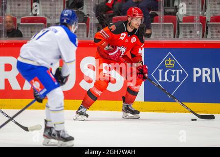 Trinec, Tschechische Republik. September 2021. Andrej Nestrasil (Trinec; rechts) in Aktion während der Champions Hockey League (CHL), einem europäischen Eishockeyturnier, am 4. September 2021 in Trinec, Tschechien, dem Spiel HC Ocelari Trinec (Tschechisch) gegen Leksands IF (Schweden). Kredit: Vladimir Prycek/CTK Foto/Alamy Live Nachrichten Stockfoto