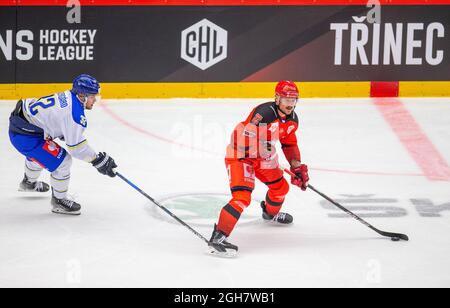 Trinec, Tschechische Republik. September 2021. L-R Jesper Kandergard (Leksands) und Vladimir Dravecky (Trinec) im Einsatz während der Champions Hockey League (CHL), einem europäischen Eishockeyturnier, treffen HC Ocelari Trinec (Tschechisch) gegen Leksands IF (Schweden) am 4. September 2021 in Trinec, Tschechien. Kredit: Vladimir Prycek/CTK Foto/Alamy Live Nachrichten Stockfoto