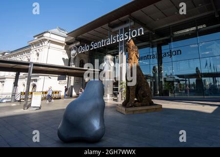 Skulpturen zeitgenössischer Kunst vor dem Oslo Hauptbahnhof, Oslo Norwegen Stockfoto