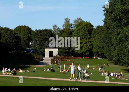 Menschen genießen die Sonne an einem ungewöhnlich heißen Tag im Frogner Park in Oslo, Norwegen Stockfoto