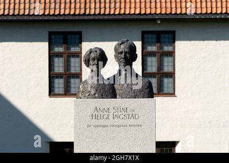 Büsten von Anne Stine und Helge Ingstad vor dem Viking Ship Museum, Bygdoy, Oslo, Norwegen Stockfoto