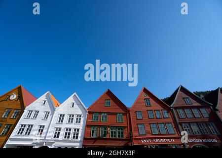 Bryggen, auch bekannt als Tyskebryggen, ist eine Reihe von Handelsgebäuden aus dem hanseatischen Erbe, die sich an der östlichen Seite des Hafens von Vågen in Bergen, Norwegen, befinden Stockfoto