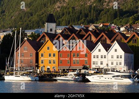 Bryggen, auch bekannt als Tyskebryggen, ist eine Reihe von Handelsgebäuden aus dem hanseatischen Erbe, die sich an der östlichen Seite des Hafens von Vågen in Bergen, Norwegen, befinden Stockfoto