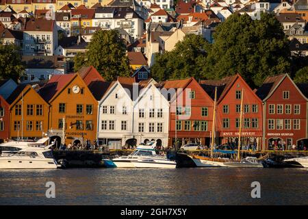 Bryggen, auch bekannt als Tyskebryggen, ist eine Reihe von Handelsgebäuden aus dem hanseatischen Erbe, die sich an der östlichen Seite des Hafens von Vågen in Bergen, Norwegen, befinden Stockfoto