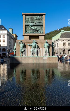 Maritimes Denkmal für Segler auf dem Torgallmenningen-Platz, Bergen, Norwegen, Europa Stockfoto