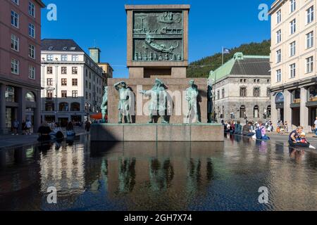 Maritimes Denkmal für Segler auf dem Torgallmenningen-Platz, Bergen, Norwegen, Europa Stockfoto