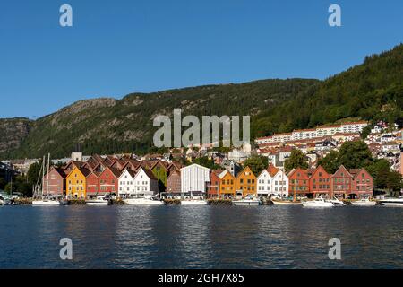 Bryggen, auch als Tyskebryggen bekannt, ist eine Reihe von Handelsgebäuden aus dem hanseatischen Erbe, die sich an der östlichen Seite des Hafens von Vågen im Cit befinden Stockfoto