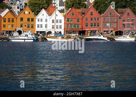 Bryggen, auch bekannt als Tyskebryggen, ist eine Reihe von Handelsgebäuden aus dem hanseatischen Erbe, die sich an der östlichen Seite des Hafens von Vågen in Bergen, Norwegen, befinden Stockfoto