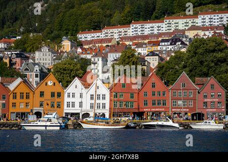 Bryggen, auch bekannt als Tyskebryggen, ist eine Reihe von Handelsgebäuden aus dem hanseatischen Erbe, die sich an der östlichen Seite des Hafens von Vågen in Bergen, Norwegen, befinden Stockfoto