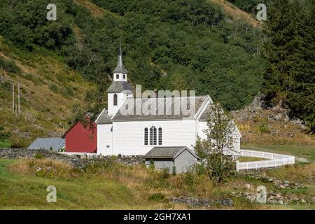 Bakka kyrkje Kirche in Bakka, am Ufer des Nærøyfjord in Norwegen, Europa Stockfoto
