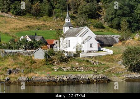 Bakka kyrkje Kirche in Bakka, am Ufer des Nærøyfjord in Norwegen, Europa Stockfoto