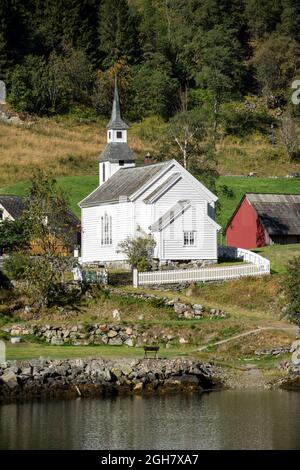 Bakka kyrkje Kirche in Bakka, am Ufer des Nærøyfjord in Norwegen, Europa Stockfoto