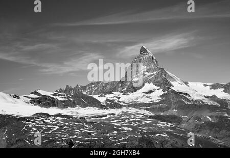 Die ikonischen Matterhorn- und Breithorn-Berge vom Gornergrat aus gesehen, einem felsigen Kamm der Pennine Alps südöstlich von Zermatt, Wallis, Schweiz Stockfoto