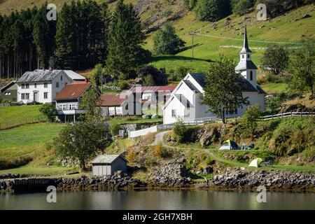Bakka kyrkje Kirche in Bakka, am Ufer des Nærøyfjord in Norwegen, Europa Stockfoto