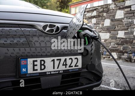 Hyundai Kona EV mit norwegischem Nummernschild zum Aufladen Stockfoto