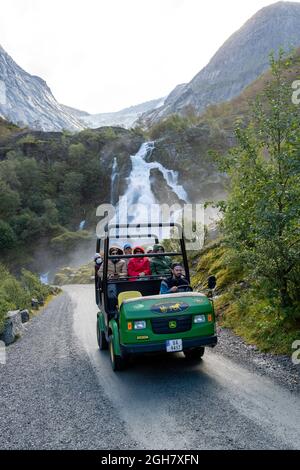 Touristen, die mit einem Trollcar am Briskdal Gletscher, Jostedal Gletscher Nationalpark, Norwegen, Europa fahren Stockfoto