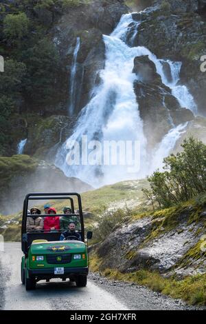 Touristen, die mit einem Trollcar am Briskdal Gletscher, Jostedal Gletscher Nationalpark, Norwegen, Europa fahren Stockfoto