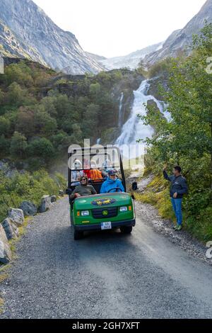 Touristen, die mit einem Trollcar am Briskdal Gletscher, Jostedal Gletscher Nationalpark, Norwegen, Europa fahren Stockfoto