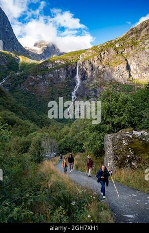 Touristen Trekking am Briskdal Gletscher, Jostedal Gletscher Nationalpark, Norwegen, Europa Stockfoto