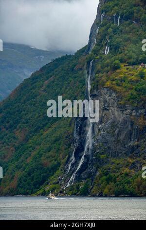 Boot am Wasserfall der Sieben Schwestern im Geiranger Fjord, Norwegen, Europa Stockfoto