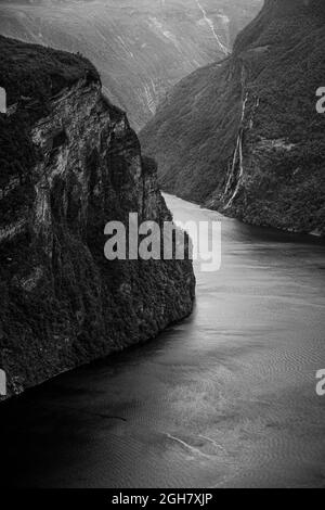 Schwarz-Weiß-Foto des Geiranger Fjords in Norwegen, Skandinavien, Norwegen, Europa Stockfoto