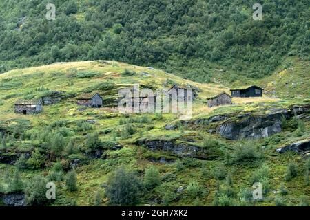 Alte Holzhäuser auf den Bergen bei Geiranger, Norwegen Stockfoto
