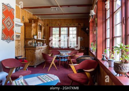 Gemütliches Wohnzimmer mit großen Fenstern in Skandinavien, Europa Stockfoto