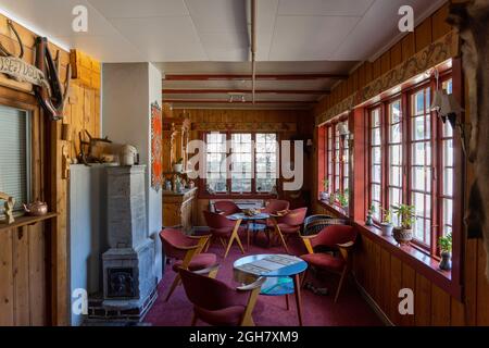 Gemütliches Wohnzimmer mit großen Fenstern in Skandinavien, Europa Stockfoto