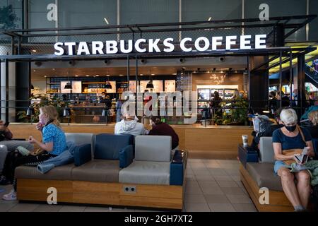 Staburcks Coffee Shop am Flughafen Schiphol in Amsterdam, Niederlande, Europa Stockfoto