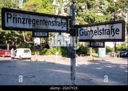 Berlin, Deutschland. September 2021. Ein Straßenschild lautet Prinzregentenstraße/Güntzelstraße. Ein Mann soll eine 58-jährige Frau in einem Berliner Park tödlich verletzt haben, indem er sie in den Hals gestochen hat. Quelle: Christophe Gateau/dpa/Alamy Live News Stockfoto