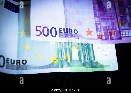 500 und 100 Euro in offiziellen Banknoten. Keine Personen Stockfoto