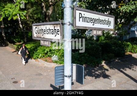 Berlin, Deutschland. September 2021. Ein Straßenschild lautet Güntzelstraße/Prinzregentenstraße. Ein Mann soll eine 58-jährige Frau in einem Berliner Park tödlich verletzt haben, indem er sie in den Hals gestochen hat. Quelle: Christophe Gateau/dpa/Alamy Live News Stockfoto