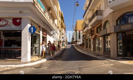 Agios Nikolaos, Griechenland - 16. August 2021 - Einkaufsstraße in Agios Nikolaos Stockfoto