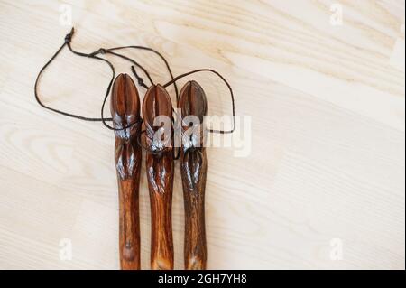 Handgeschnitztes Eichenholz Schuhhorn. Schuhe Accessoires. Stylinglöffel für Zuhause. Stockfoto