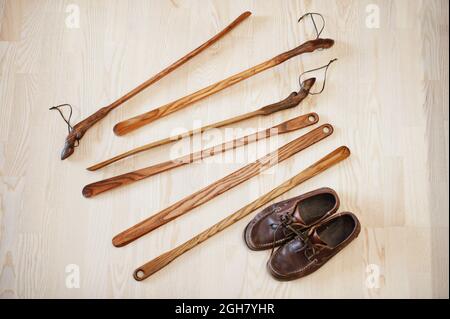 Handgeschnitztes Eichenholz Schuhhorn. Schuhe Accessoires. Stylinglöffel für Zuhause. Stockfoto