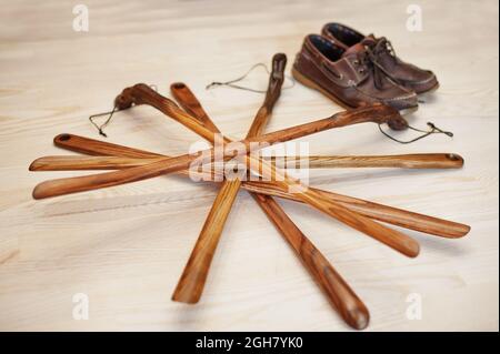 Handgeschnitztes Eichenholz Schuhhorn. Schuhe Accessoires. Stylinglöffel für Zuhause. Stockfoto