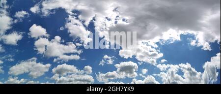 Der nahtlose, wolkige, sommerblaue Himmel. Panoramablick auf den Himmel mit schönen Wolken Stockfoto