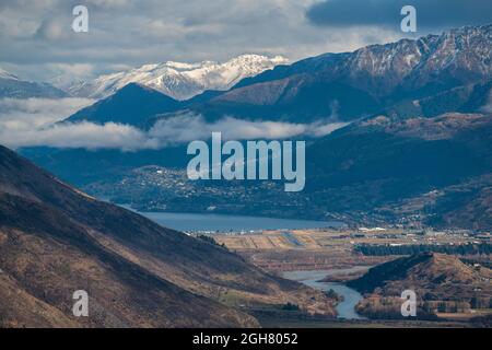 Start- und Landebahn des Flughafens Queenstown und Queenstown aus der Crown Range in Neuseeland Stockfoto
