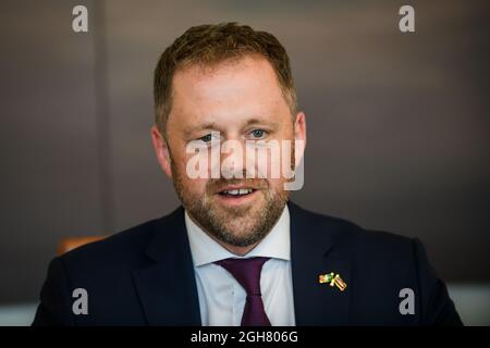 RIGA, LETTLAND. September 2021. Edgars Rinkevics, Außenminister Lettlands, trifft Thomas Byrne (Foto) Staatsminister für europäische Angelegenheiten Irlands, Quelle: Gints Ivuskans/Alamy Live News Stockfoto