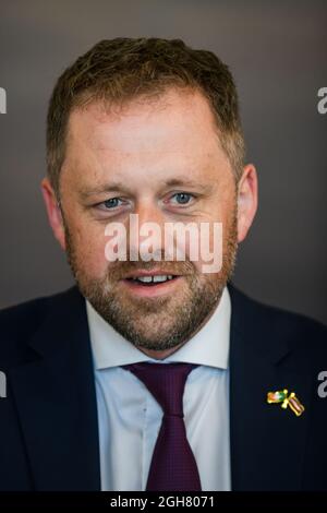 RIGA, LETTLAND. September 2021. Edgars Rinkevics, Außenminister Lettlands, trifft Thomas Byrne (Foto) Staatsminister für europäische Angelegenheiten Irlands, Quelle: Gints Ivuskans/Alamy Live News Stockfoto